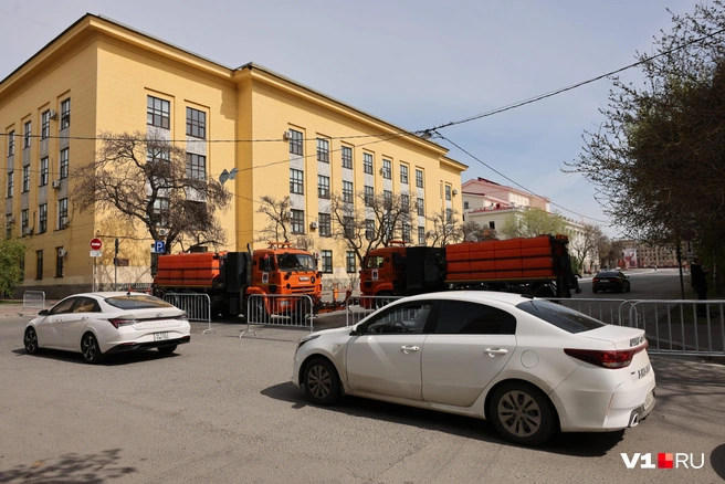 Еще утром машины практически спокойно проезжали по улице Ленина | Источник: Алексей Волхонский / V1.RU