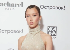 5 взрослых нарядов Анны Пересильд, которой исполняется всего 16 лет
