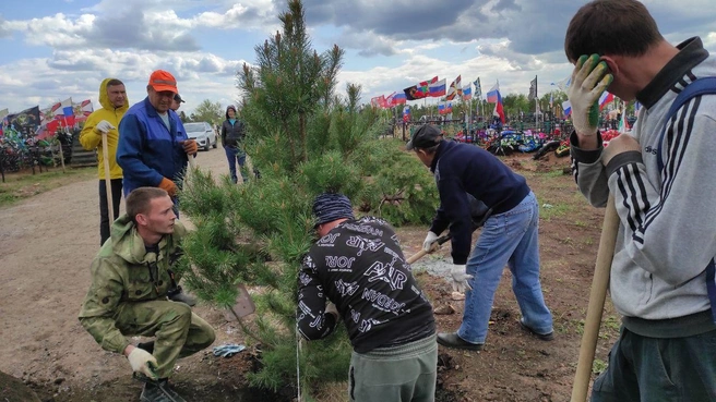 В Оренбурге на кладбище «Степное» благоустраивают аллею, где похоронены бойцы СВО | Источник: мэрия Оренбурга / T.me