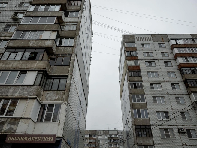 Серое небо нависло над панельными многоэтажками | Источник: Александр Куренной / 76.RU