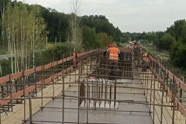 Появится временный мост для доступа к месту устройства опоры в русле реки | Источник: правительство Ярославской области