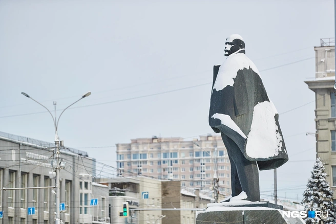 Засыпало снегом и памятник В. И. Ленину. | Источник: Александр Ощепков / NGS.RU