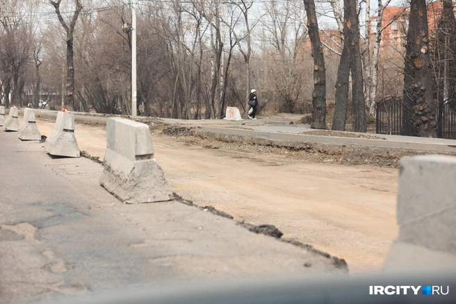 Полосу в сторону выезда из города разрыли до основания | Источник: Даниил Конин / «ИрСити»