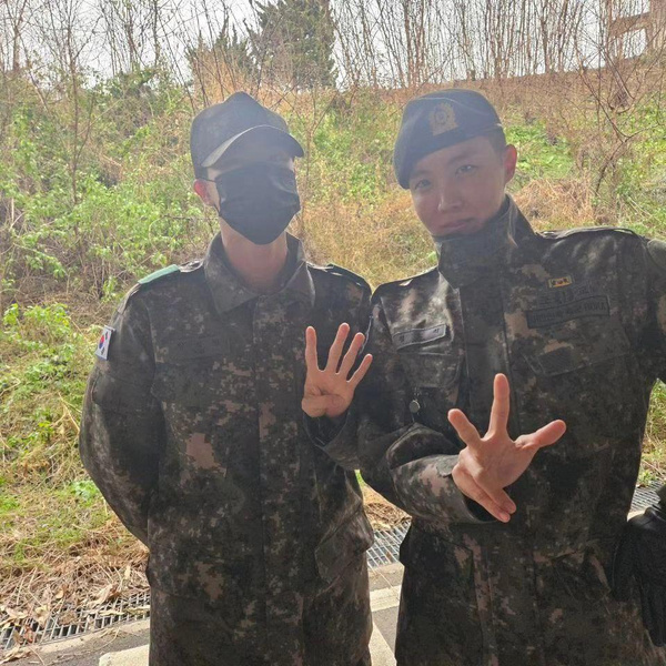ARMY, вы как там? В Сети появились последние фото RM и Ви из BTS перед уходом в армию