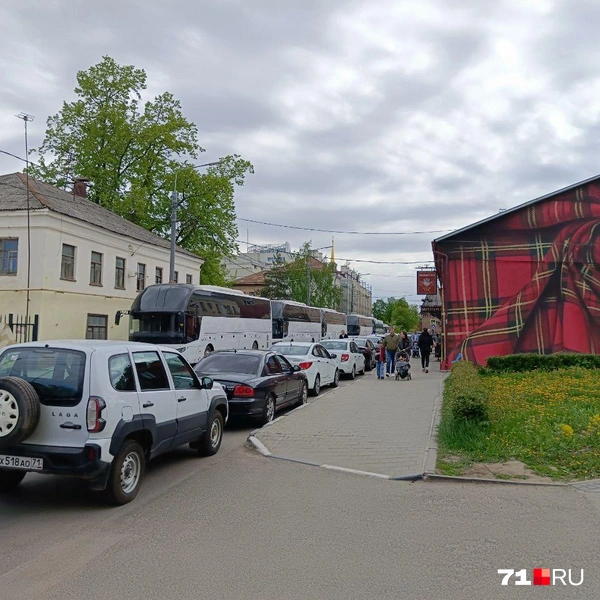 На туристических автобусах приезжали также участники парада | Источник: Максим Улитов / 71.RU