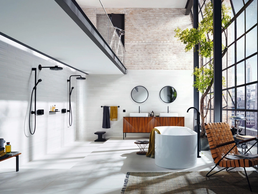 Стильная коллекция смесителей и душей AXOR One — разработка студии Barber Osgerby. Особенность дизайна серии — тонкие силуэты с плоскими поверхностями и закругленными углами. Едва уловимая деталь — плавно сужающийся излив — свидетельствует об исключительном качестве дизайна и исполнения. Душевые системы Showerpipe AXOR One представляют собой идеальное сочетание верхнего, ручного душа и штанги. Модели доступны в цвете матовый черный и хром, а также ряде эксклюзивных отделок AXOR FinishPlus. www.axor-design.com | mcmaison.ru