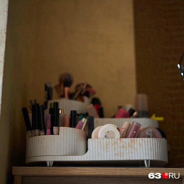 Вид и цвет косметики Ольга отмечает на этикетках… | Источник: Роман Данилкин / 63.RU