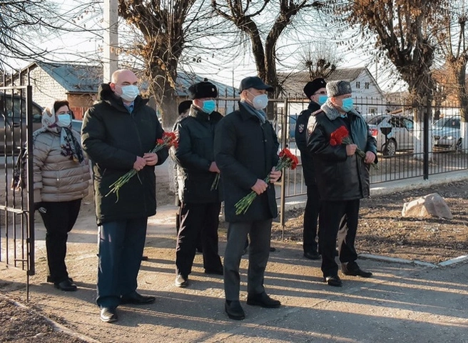 Аркадий Фомин возложил цветы к памятнику первому начальнику шиловской милиции Исаеву | ya62.ru