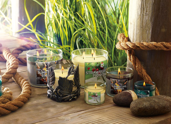 В коллекции Lakeside Summer от Bath & Body Works представлено 7 свечей.