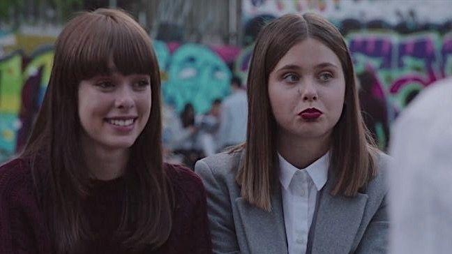 Ева слева | Источник: Кадр из сериала «Стыд Испания»
