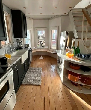 На этих смешных фото совершенно точно притаились коты. Сколько вы сможете найти?