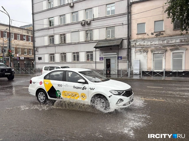 На Дзержинского обстановка не лучше. Её, кстати, с прошлого года ремонтируют | Источник: Алёна Шакирова / «ИрСити»