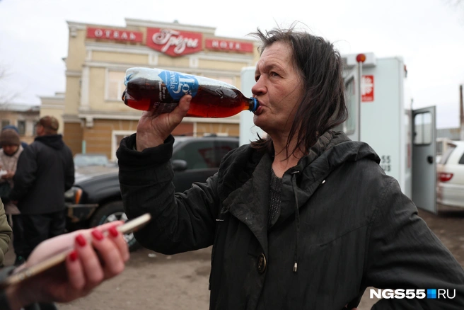 Светлана уверяет, что живет на улице, потому что домой ее не пускают родственники | Источник: Евгений Софийчук / NGS55.RU