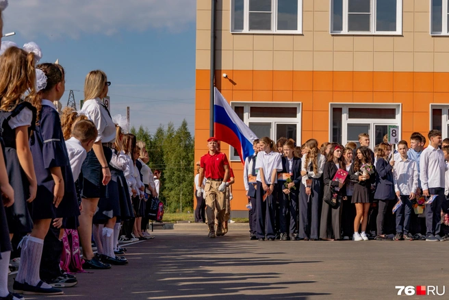 Обязательная традиция праздника&nbsp;— подъем флага | Источник: Кирилл Поверинов / 76.RU