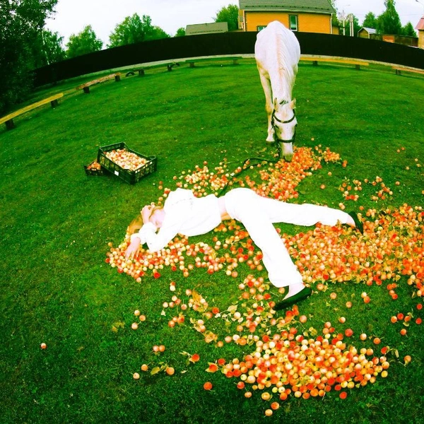 Реквизит — важная часть работы фотографа | Источник: Данила Осокин