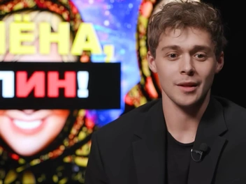Влад в некоторых моментах смущался, но стойко отвечал | Источник: «Алена, Блин!» / Youtube