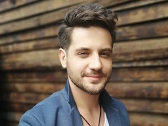 Марк Богатырев признался, что уже несколько лет занимается йогой, чтобы восстанавливать душевные силы