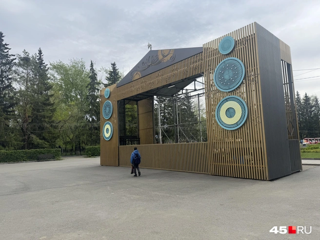 Сцена в парке осталась без украшений | Источник: Юлия Король / 45.RU