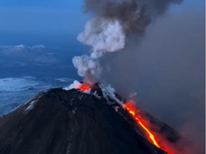 Это не фильм-апокалипсис! Мощное извержение вулкана Ключевской на Камчатке