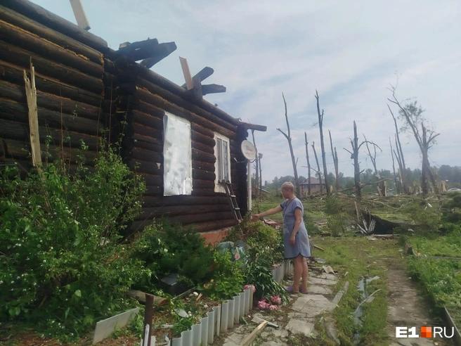 Осколки этого окна прилетели в Юлию | Источник: Дарья Манохина / E1.RU 