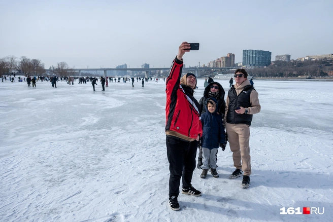 Ростовчане фотографировались на фоне замерзшей реки | Источник: Евгений Вдовин / 161.RU