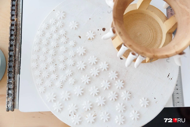 Не тарелка с объемным декором, а диск-подставка, где ждут очереди на роспись милые серьги-цветочки | Источник: Ирина Шарова / 72.RU 