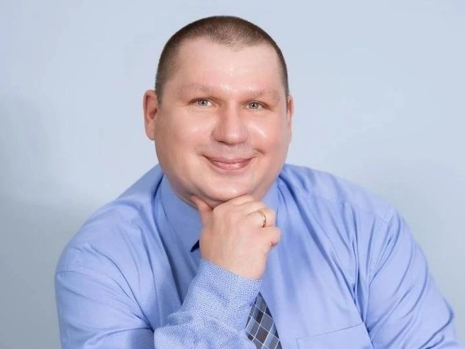 На уроках общение учителя с детьми не заканчивается: кому-то нужна помощь в корректировке конкурсных работ, другим — помощь с задачками | Источник: Игорь Волошин