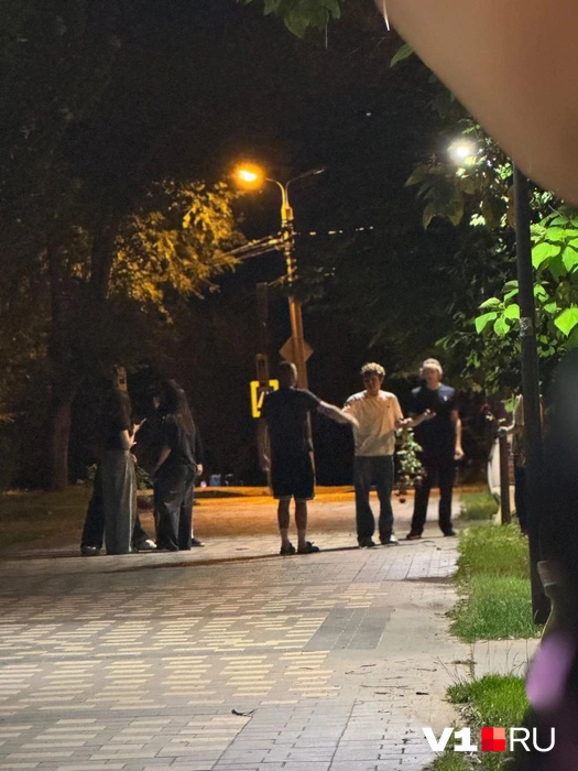 Видимо, молодые люди не торопились подарить срезанные цветы подругам | Источник: читатели V1.RU