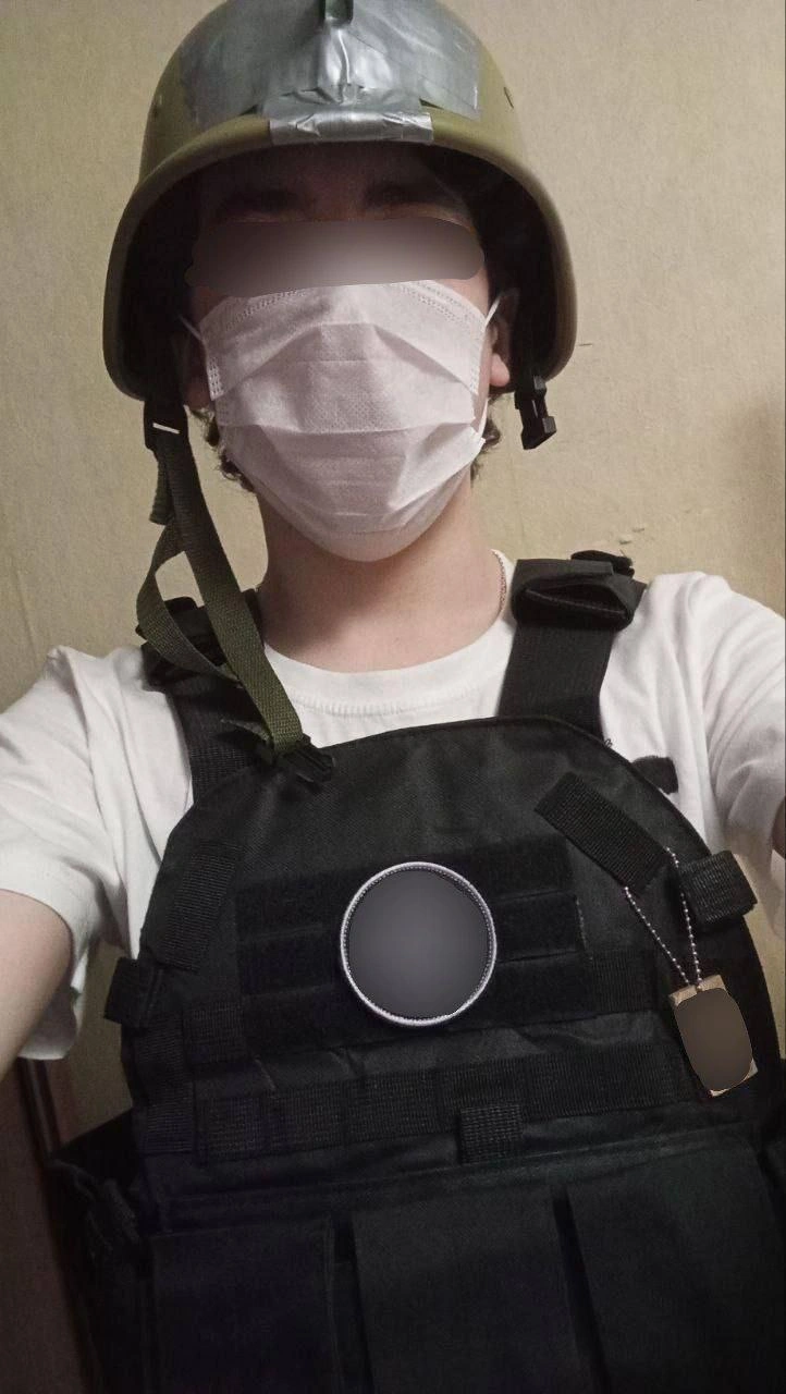 В своем обмундировании школьник часто фотографировался | Источник: соцсети