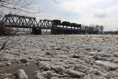 В Кузбассе стартовал ледоход, риск затора предотвращён