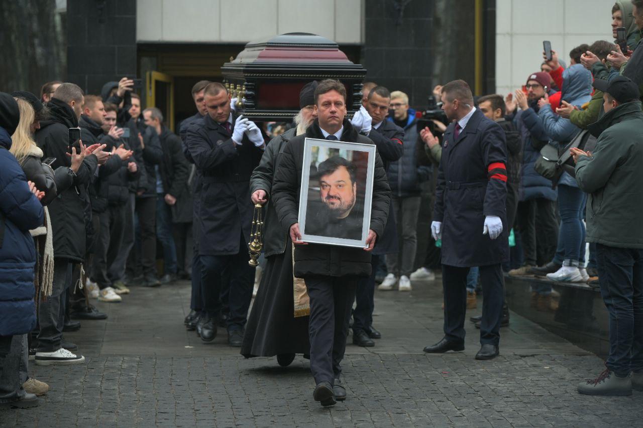 В Москве проходит церемония прощания со спортивным журналистом Василием  Уткиным в ЦКБ при президенте России, причина смерти комментатора, фото в  гробу, где похоронят - 23 марта 2024 - 76.ру