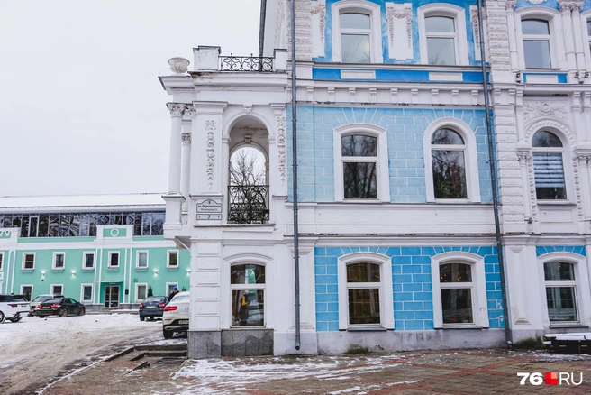Отдельного внимания заслуживает выступающий над входной группой аккуратный балкончик | Источник: Алёна Косточкина