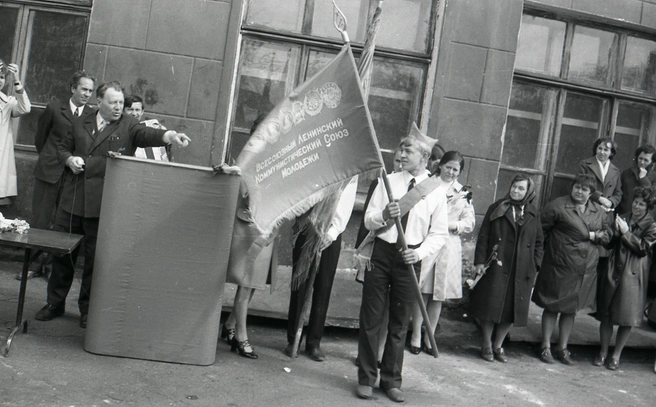 Комсомольское знамя в школе № 53 в 1973 году | Источник: Вячеслав Даций / pastvu.com