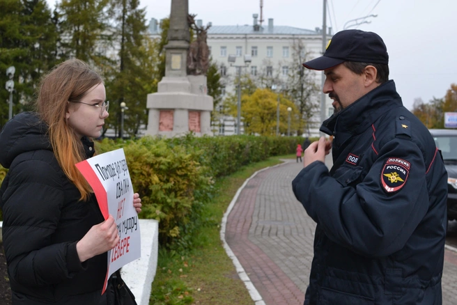 Через час после начала акции к пикетирующей с вопросами подошел майор полиции Алексей Огорелков | Источник: Вероника Пойковская