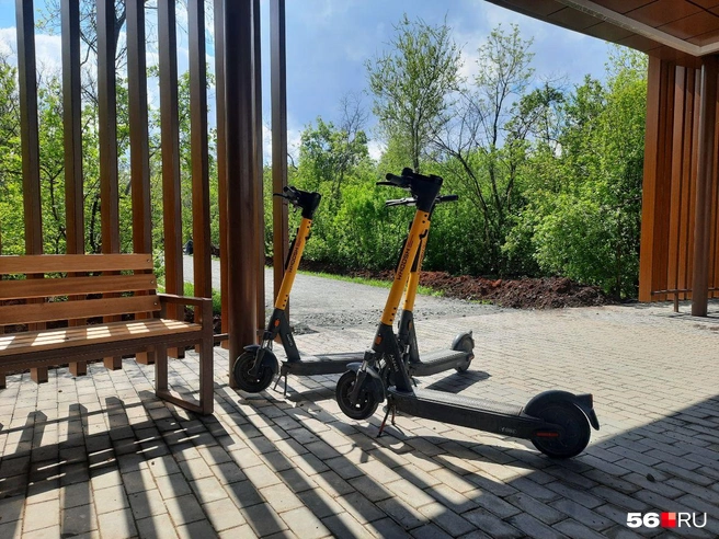 Самокаты в «Березке», в входных группах, которые до сих пор не работают | Источник: Анастасия Баринова / 56.RU