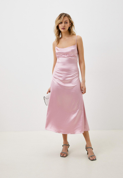 Розовое атласное платье с вырезом на спине
