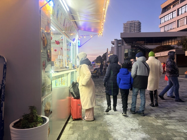 Лед даже на набережной  | Источник: Анна Грицевич / SOCHI1.RU