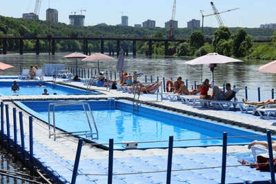 Как работают открытые бассейны в московских парках