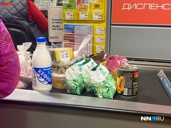 Часть покупателей старается брать только самое необходимое | Источник: Наталья Баранова / NN.RU