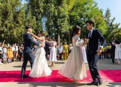 «Нет никакой логической связи между танцами и последним звонком»: власти Узбекистана о запрете вальса в школах