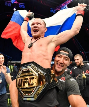 Российские бойцы UFC снова могут выходить на поединки с флагом страны