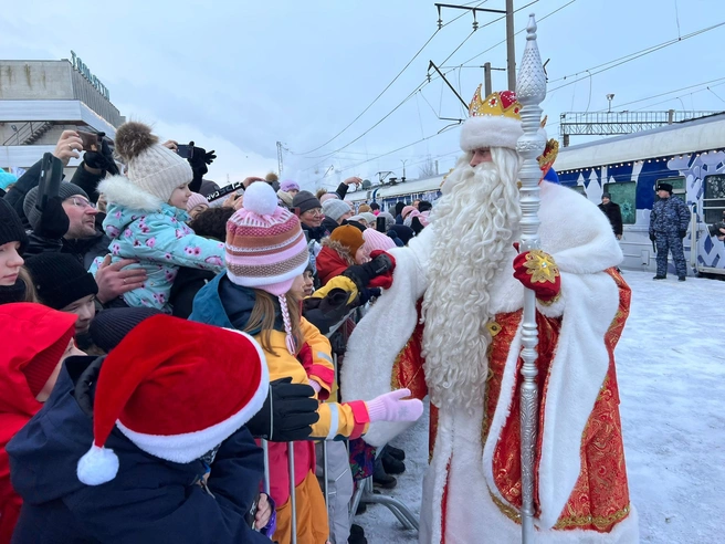 Есть такая примета: дотронулся до варежки&nbsp;Дед Мороза&nbsp;— жди чуда | Источник: Администрация Тольятти