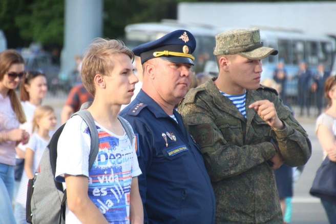 Среди зрителей, конечно, присутствуют военные