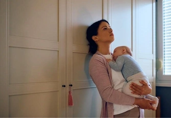 «Я сижу с годовалой дочкой, учусь и работаю, а муж жалуется, что я не пытаюсь его возбудить, и хочет уйти из семьи»