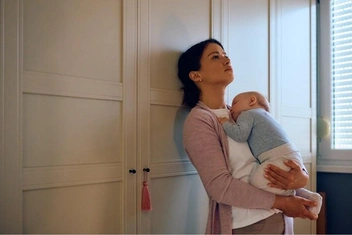 «Я сижу с годовалой дочкой, учусь и работаю, а муж жалуется, что я не пытаюсь его возбудить, и хочет уйти из семьи»