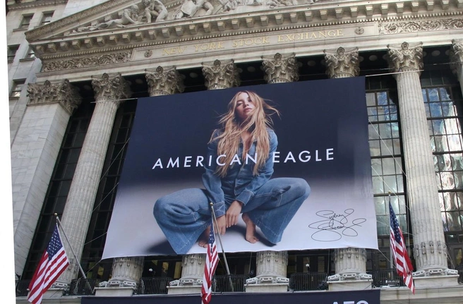 Критики обвинили рекламную кампанию American Eagle с участием Сидни Суини в том, что она повторяет риторику превосходства белой расы, из-за каламбура в слогане. | Источник: MEGA