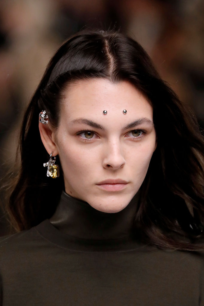 Пирсинг на лице: стильный макияж Givenchy на случай, когда вам лень краситься