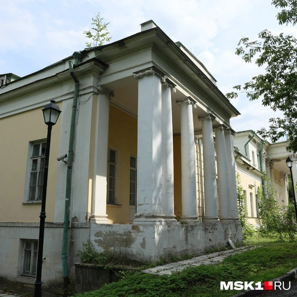 Где-то штукатурка стерлась или отвалилась | Источник: Артем Устюжанин / MSK1.RU