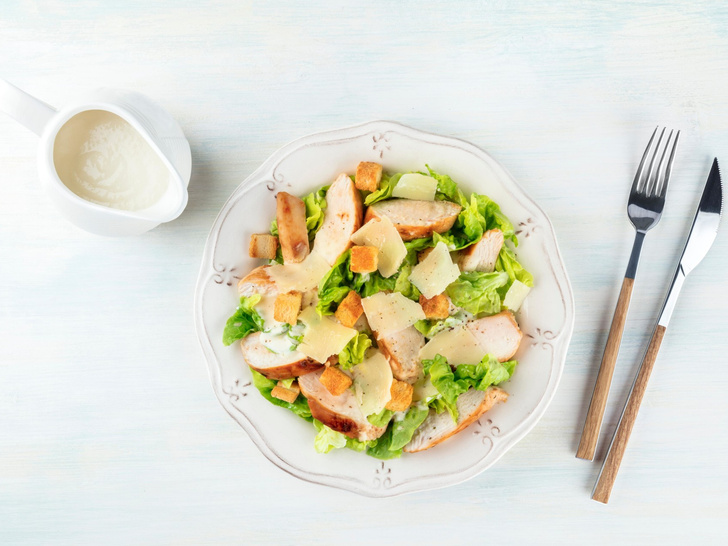 Это опасно: 5 худших заправок для салатов, которые испортят блюдо и навредят здоровью