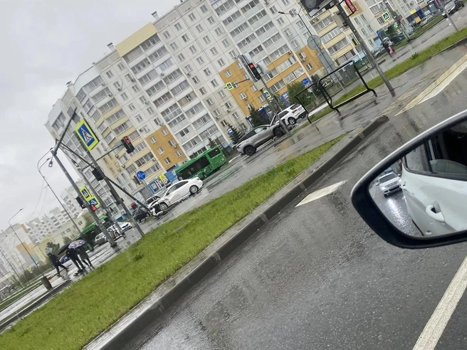 Автомобили заблокировали дорогу, движение в районе образовательного центра было затруднено | Источник: читатель 74.RU